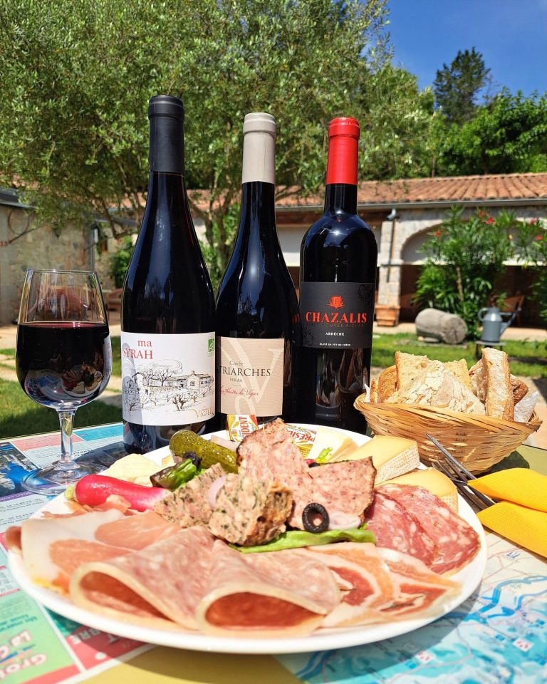 Planche de charcuterie et fromages avec un verre de vin sur le patio