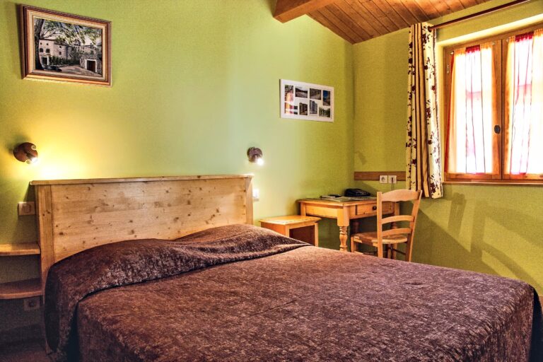 La chambre double confort n°1 — Hôtel La Garenne, Labeaume (Ardèche)