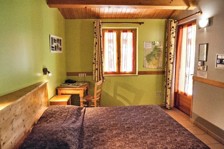 La chambre double confort n°1 — Hôtel La Garenne, Labeaume (Ardèche)