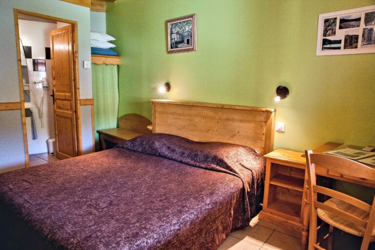 La chambre double confort n°1 — Hôtel La Garenne, Labeaume (Ardèche)