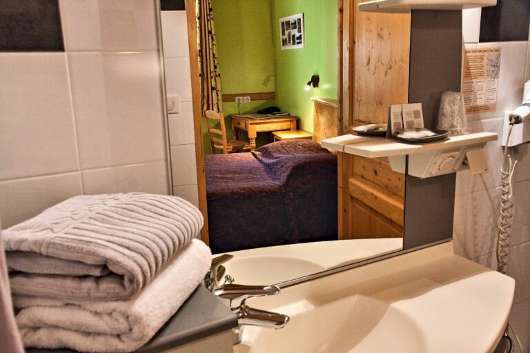 Le miroir de la salle de bains de la chambre double confort n°1 — Hôtel La Garenne, Labeaume (Ardèche)