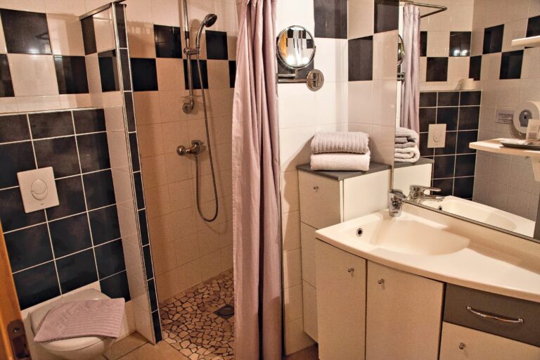 La salle de bains de la chambre double confort n°1 — Hôtel La Garenne, Labeaume (Ardèche)