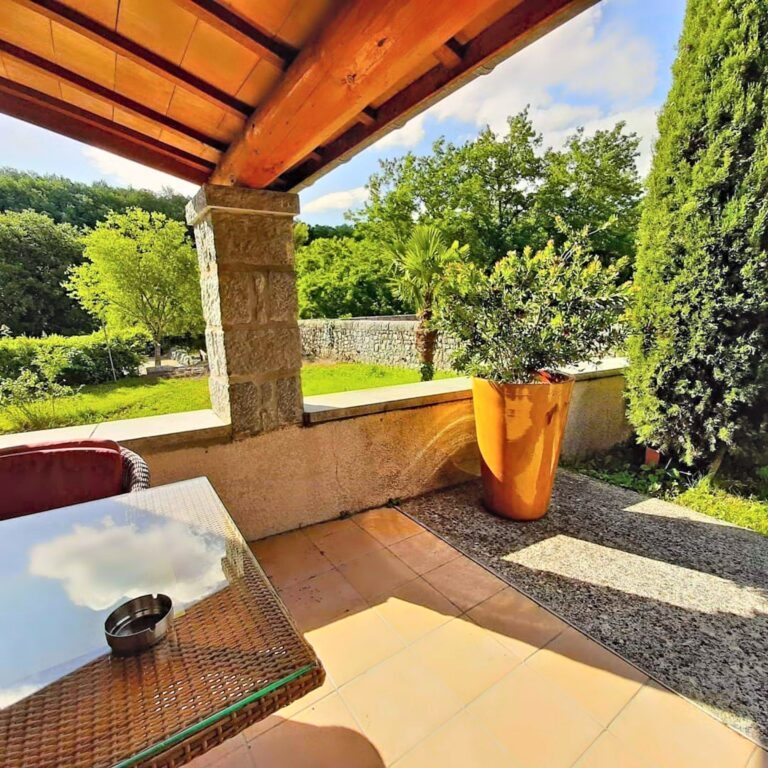 La terrasse privative de la chambre double confort n°1 — Hôtel La Garenne, Labeaume (Ardèche)