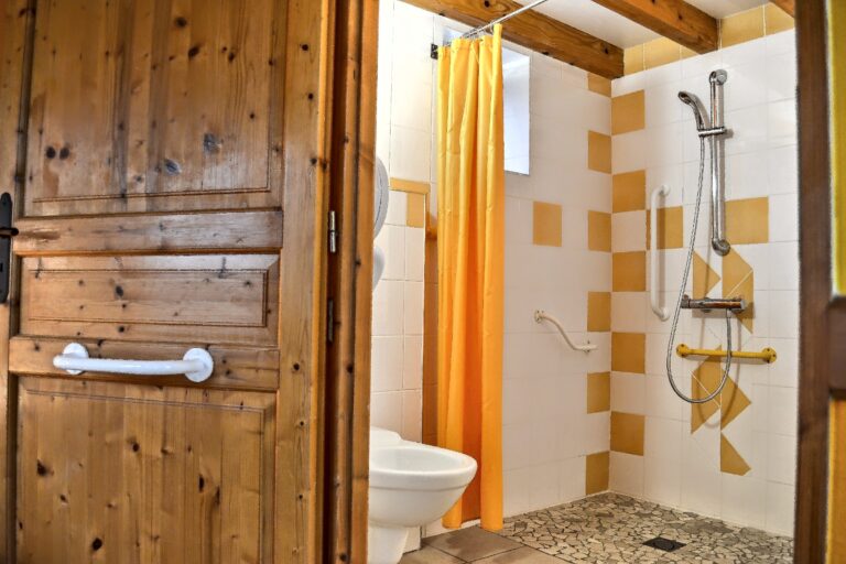 La salle de bains de la chambre n°10, La Solidaire — Hôtel La Garenne, Labeaume (Ardèche)