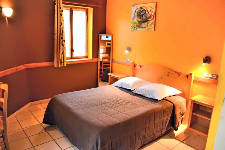 La Solidaire, chambre double PMR n°10 — Hôtel La Garenne, Labeaume (Ardèche)