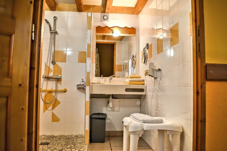 La salle de bains de la chambre n°10, La Solidaire — Hôtel La Garenne, Labeaume (Ardèche)