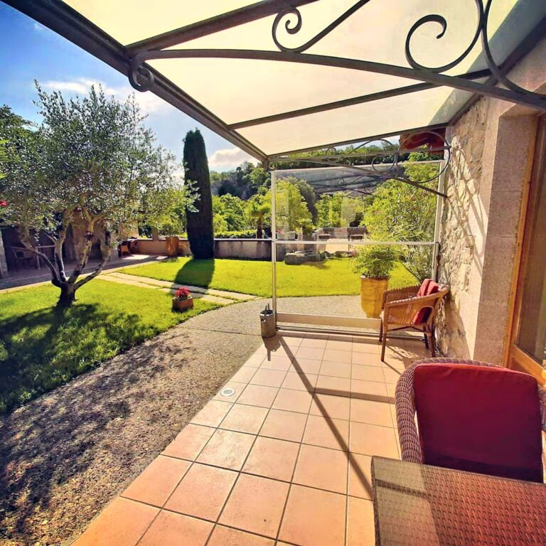 La terrasse privative de la chambre n°10, La Solidaire — Hôtel La Garenne, Labeaume (Ardèche)