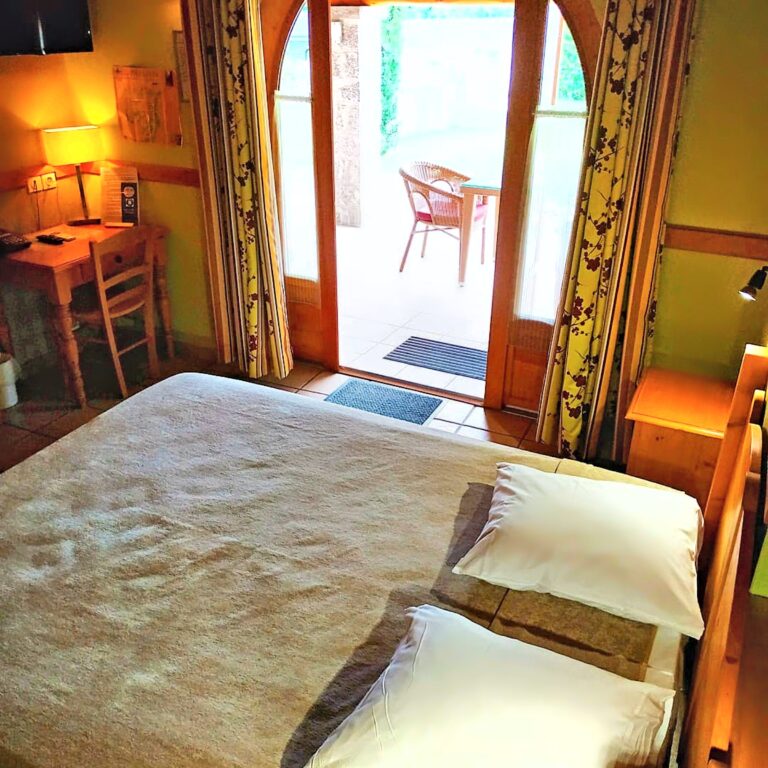 La chambre double confort n°2 — Hôtel La Garenne, Labeaume (Ardèche)