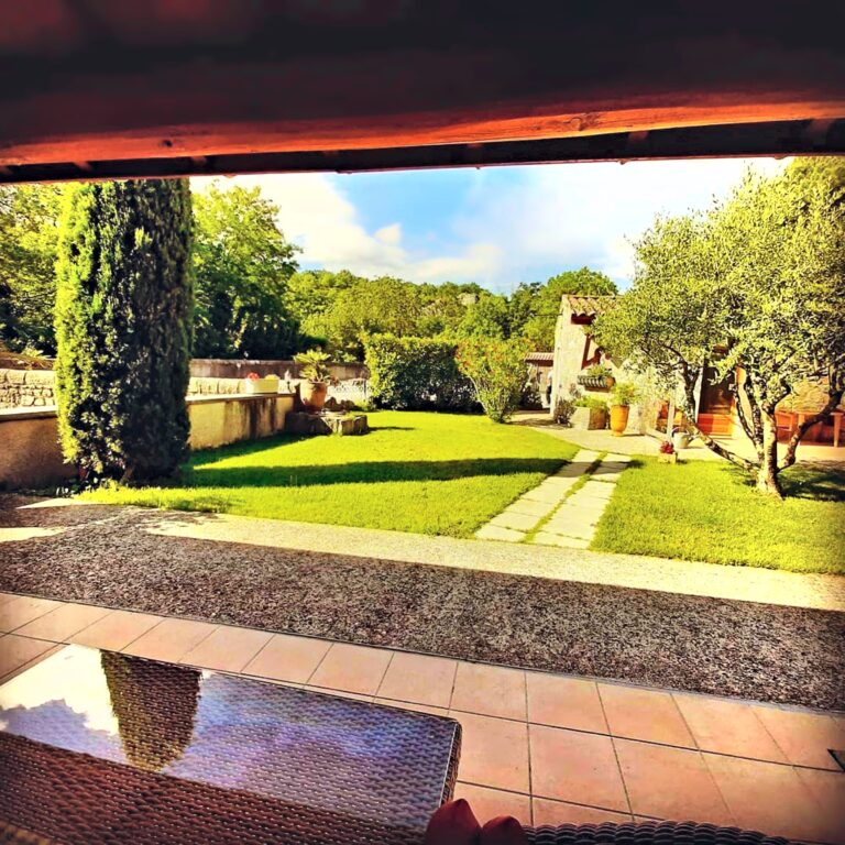La terrasse privative de la chambre double confort n°2 — Hôtel La Garenne, Labeaume (Ardèche)