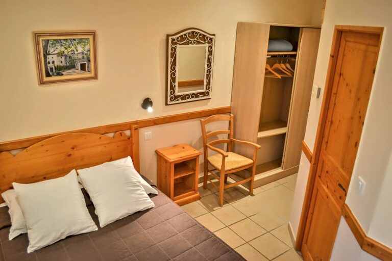 La Péquelette, chambre double n°3 — Hôtel La Garenne, Labeaume (Ardèche)