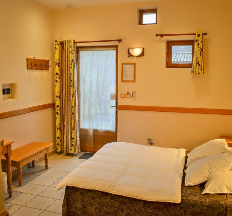 La chambre double confort n°4 — Hôtel La Garenne, Labeaume (Ardèche)