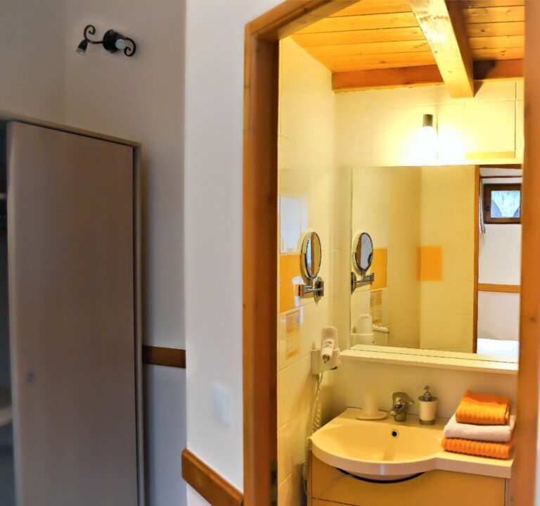 La salle de bains de la chambre double confort n°4 — Hôtel La Garenne, Labeaume (Ardèche)