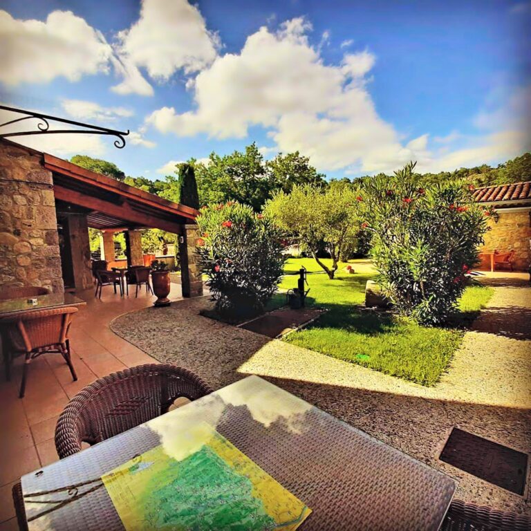 La terrasse privative de la chambre double confort n°4 — Hôtel La Garenne, Labeaume (Ardèche)