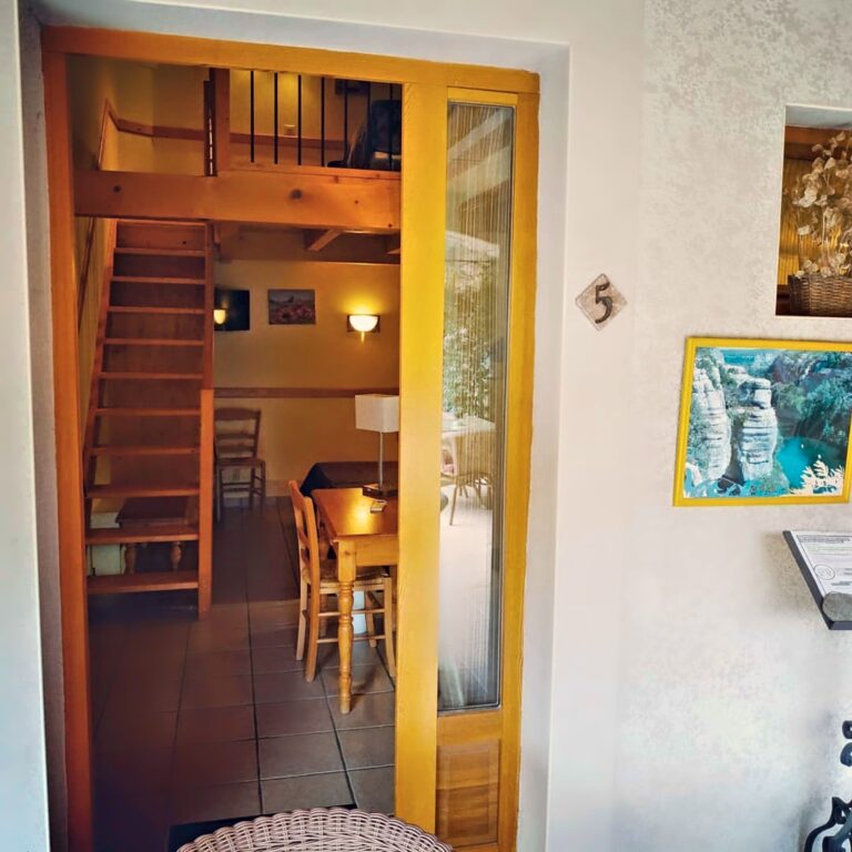 L'entrée de la chambre familiale n°5 — Hôtel La Garenne, Labeaume (Ardèche)