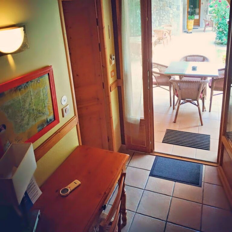 La chambre familiale n°5 — Hôtel La Garenne, Labeaume (Ardèche)