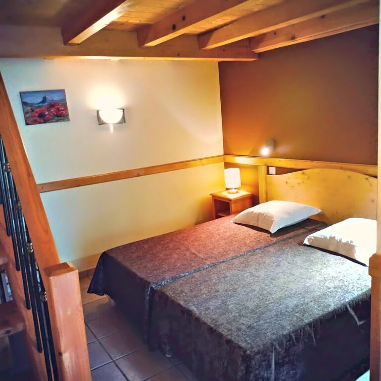 La chambre familiale n°5 — Hôtel La Garenne, Labeaume (Ardèche)