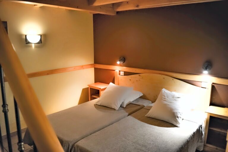 La chambre familiale n°5 — Hôtel La Garenne, Labeaume (Ardèche)