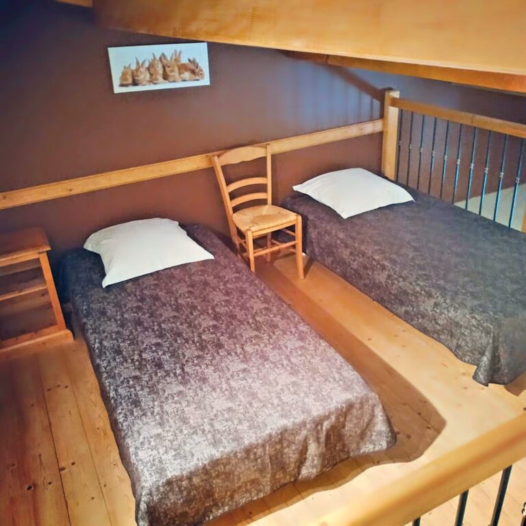 La mezzanine de la chambre familiale n°5 — Hôtel La Garenne, Labeaume (Ardèche)