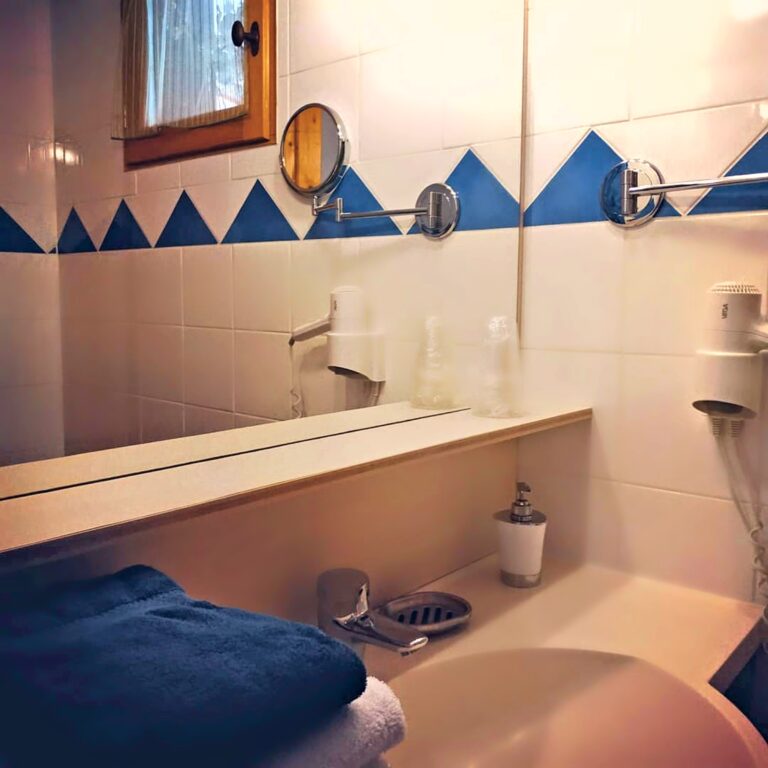 La salle de bains de la chambre familiale n°5 — Hôtel La Garenne, Labeaume (Ardèche)