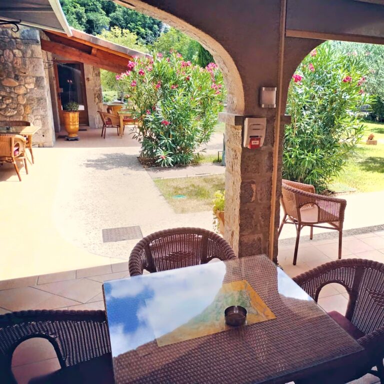 La terrasse privative de la chambre familiale n°5 — Hôtel La Garenne, Labeaume (Ardèche)