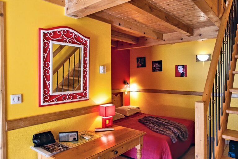 La chambre familiale n°6 — Hôtel La Garenne, Labeaume (Ardèche)