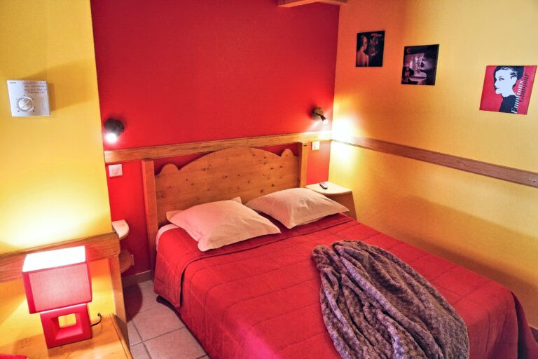 Le lit double de la chambre familiale n°6 — Hôtel La Garenne, Labeaume (Ardèche)