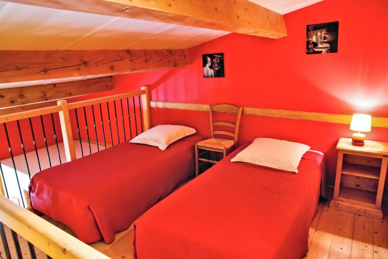 La mezzanine de la chambre familiale n°6 — Hôtel La Garenne, Labeaume (Ardèche)