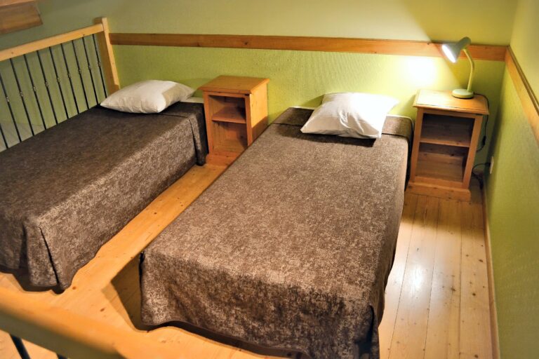 La mezzanine de la chambre familiale n°7 — Hôtel La Garenne, Labeaume (Ardèche)