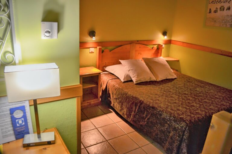 La chambre familiale n°7 — Hôtel La Garenne, Labeaume (Ardèche)
