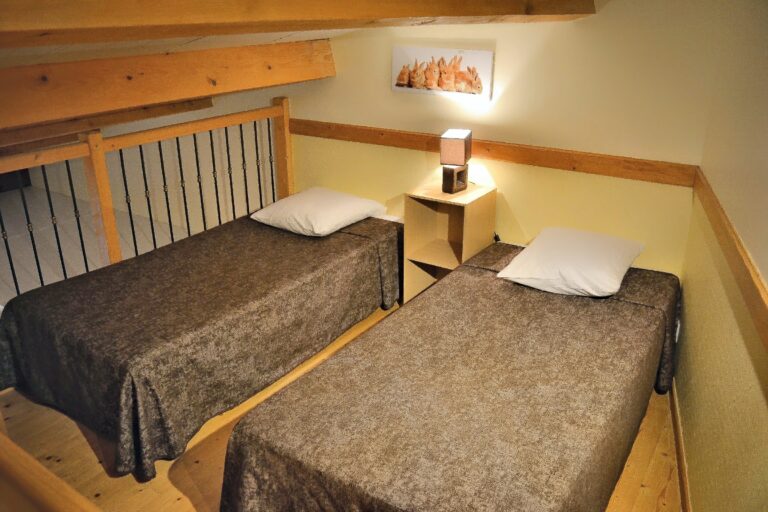 La mezzanine de la chambre n°8, La Familiale Supérieure — Hôtel La Garenne, Labeaume (Ardèche)