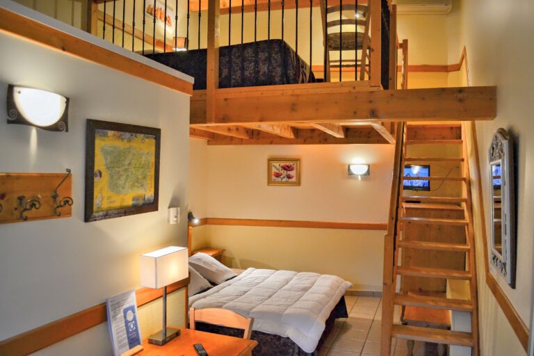 La Familiale Supérieure, chambre n°8 — Hôtel La Garenne, Labeaume (Ardèche)