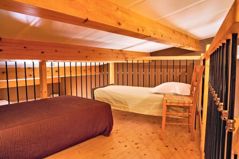 La mezzanine de la chambre familiale n°9 — Hôtel La Garenne, Labeaume (Ardèche)