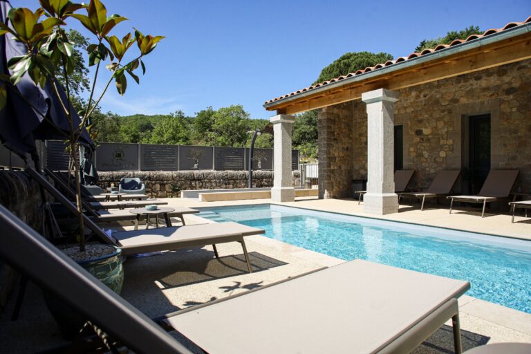 Bains de soleil face à la piscine chauffée — Hôtel La Garenne, Labeaume (Ardèche)