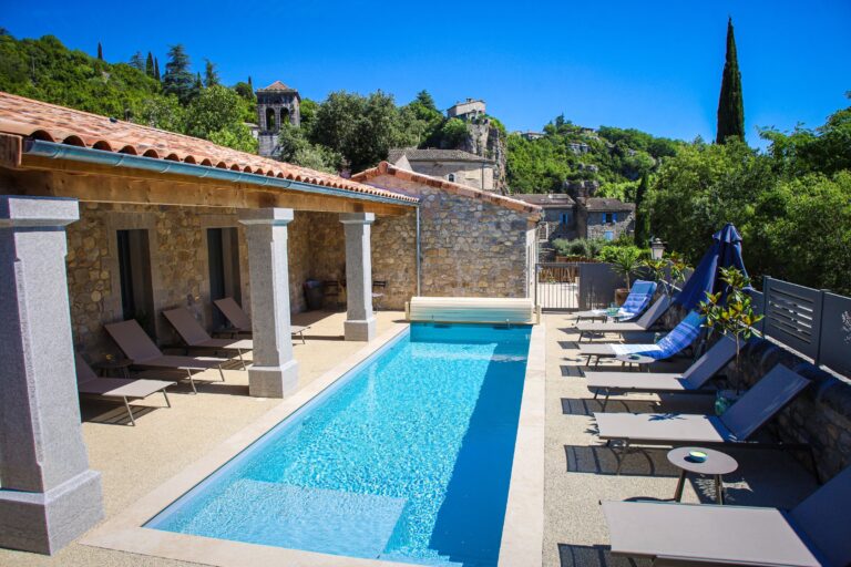 La piscine extérieure chauffée et sa terrasse — Hôtel La Garenne, Labeaume (Ardèche)