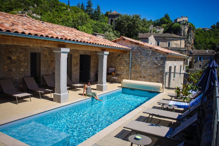 Le bassin chauffé au pied du village de Labeaume — Hôtel La Garenne, Labeaume (Ardèche)