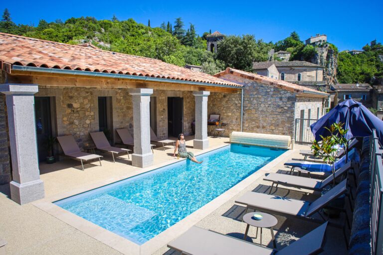 La piscine et les toits du village de Labeaume — Hôtel La Garenne, Labeaume (Ardèche)