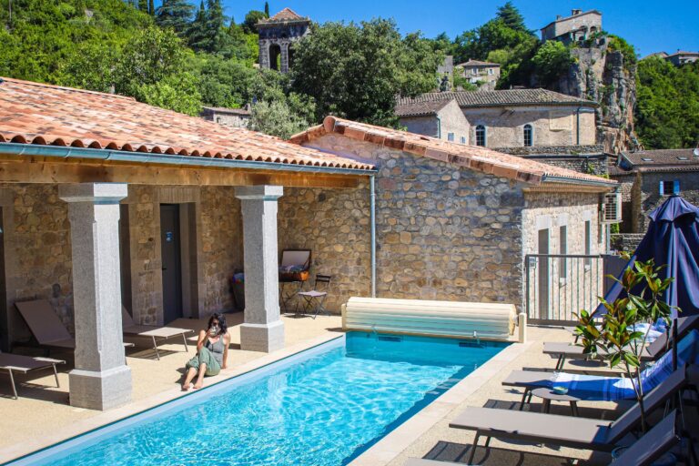 Baignade dans la piscine chauffée de l'hôtel — Hôtel La Garenne, Labeaume (Ardèche)