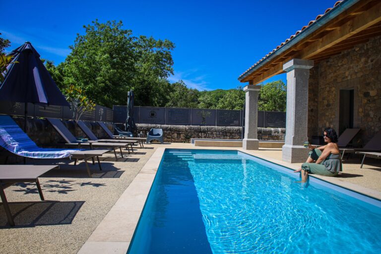 Le bassin extérieur chauffé, ouvert d'avril à octobre — Hôtel La Garenne, Labeaume (Ardèche)