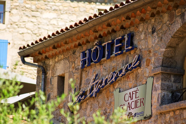 La façade de l'Hôtel La Garenne et son café glacier, à Labeaume