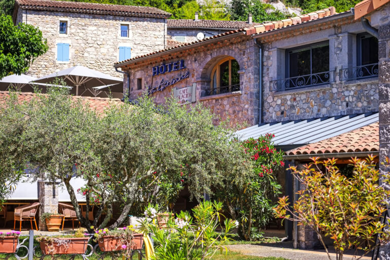 L'hôtel et ses terrasses vus depuis le jardin — Hôtel La Garenne, Labeaume (Ardèche)