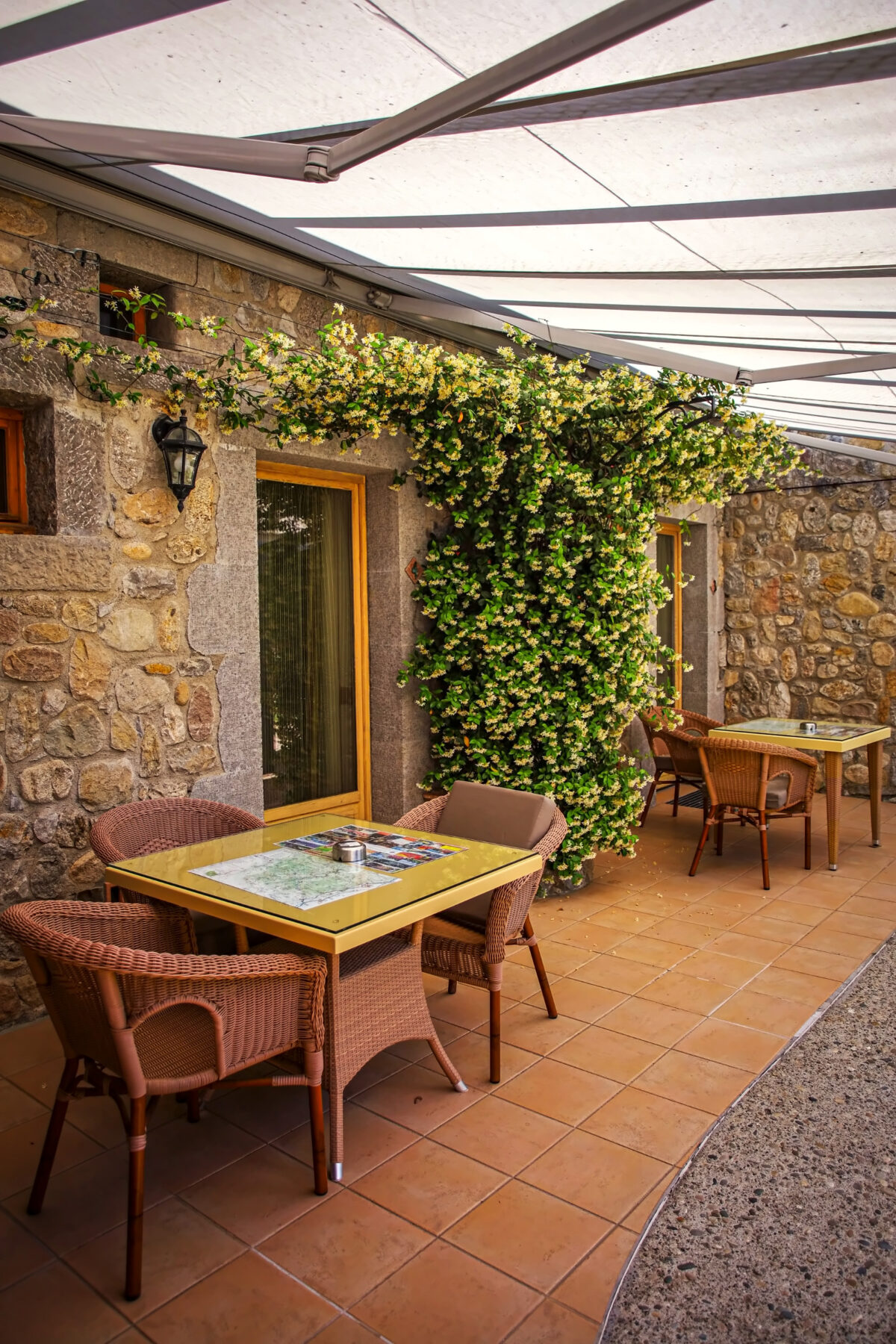 Terrace table in the shade of the arbor — Hôtel La Garenne, Labeaume (Ardèche)